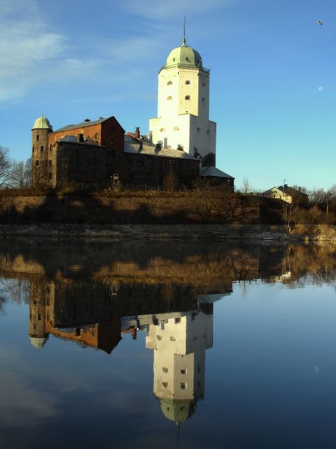 Замок на берегу волги