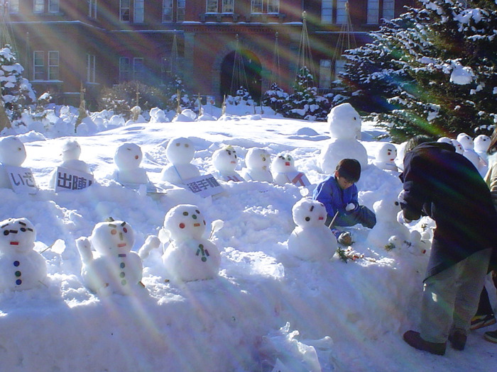 Снеговей. Японский Снеговик Дарума. Юки Дарума Снеговик. Снеговик в Японии. Снеговики в Японии из двух шаров.