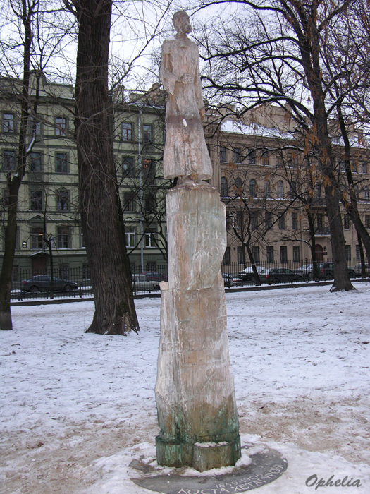 Памятник стулу в боровичах