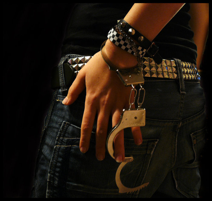 Девушка в наручниках: изображения без лицензионных платежей
