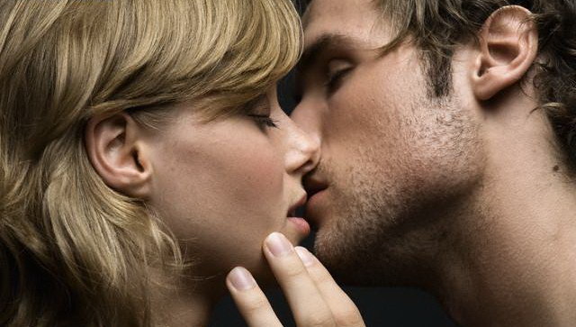 Стоковые фотографии по запросу Романтичный поцелуй