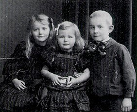Erich_Maria_Remarque_and_sisters (282x231, 22 Kb)