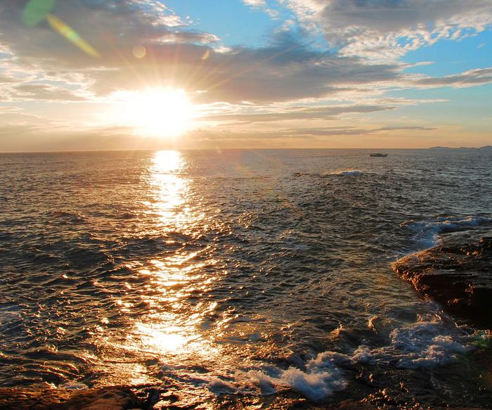 Под русским солнцем. Море во всей красе. Море ждет. Фото море ждет. Солнце уходит за Горизонт.