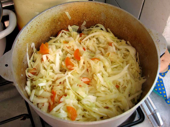 Как правильно тушить свежую капусту на сковороде пошаговый рецепт с фото