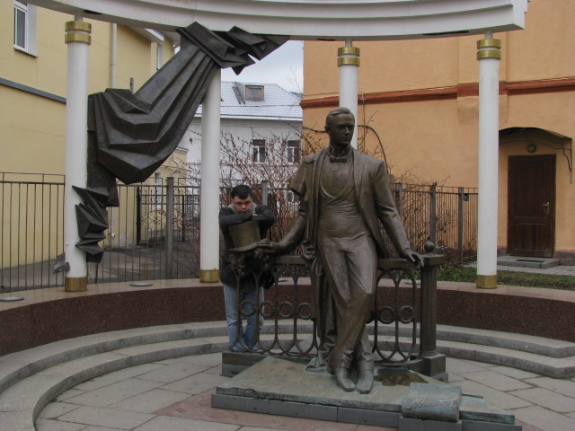 Собинов ярославль. Памятник Леонид Собинов. Памятник Собинову в Ярославле. Картинки памятник Собинову. Памятник Собинову в Ярославле фото.