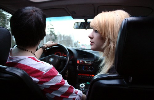 Фото мужчина и женщина в машине