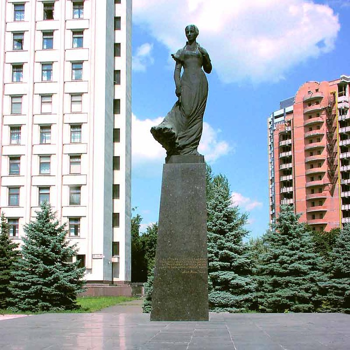 Памятник лесе украинке в москве фото