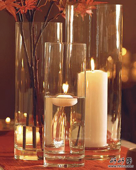 На столе стоит свеча которая отражается. Свечи в интерьере. Свеча в стекле. Вечер свечи. Свеча в стакане.