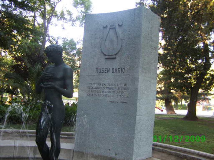 Monumento_a_Ruben_Darío_en_Parque_Forestal,_Santiago_de_Chile (700x525, 358Kb)