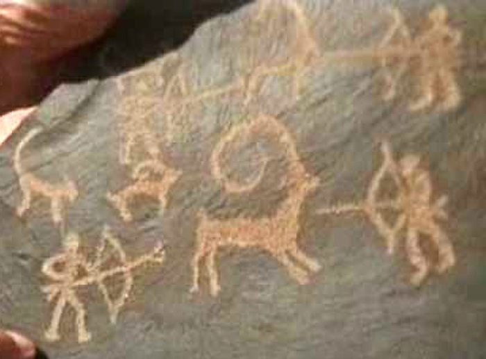 Рисуем людей на камнях. Наскальные рисунки первобытных людей. Петроглифы первобытных людей. Первобытные рисунки на камнях. Наскальные надписи древних людей.