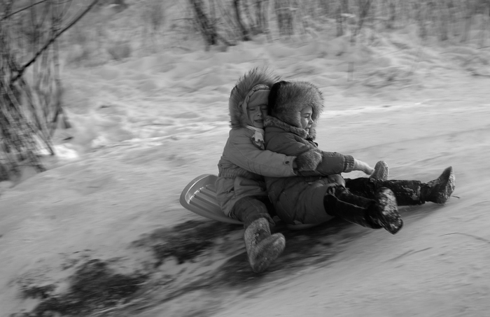 Вези меня белый. Везите меня санки в детство. Ледянка в детство. Вези меня салазки в детство. Женщина везет ребенка на санках.