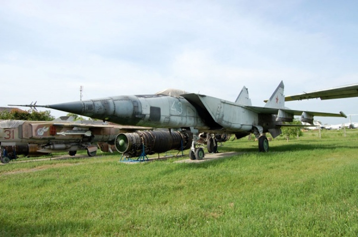 1977MiG-25BM_Taganrog (700x464, 268Kb)