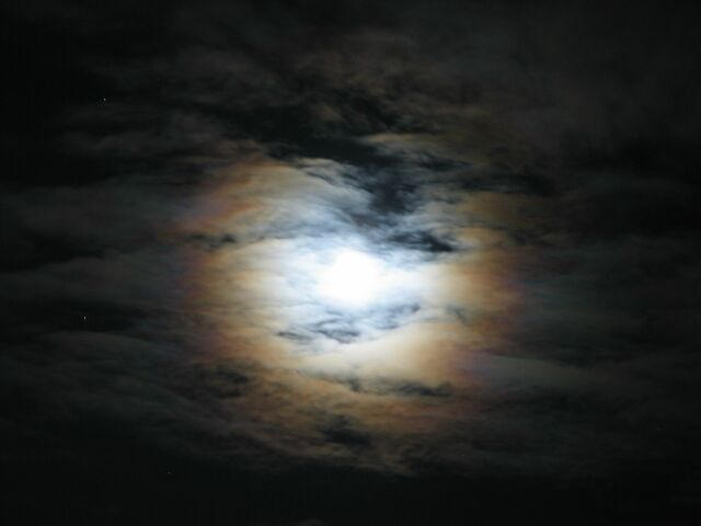 Moon_with_diffraction_ring (640x480, 18Kb)