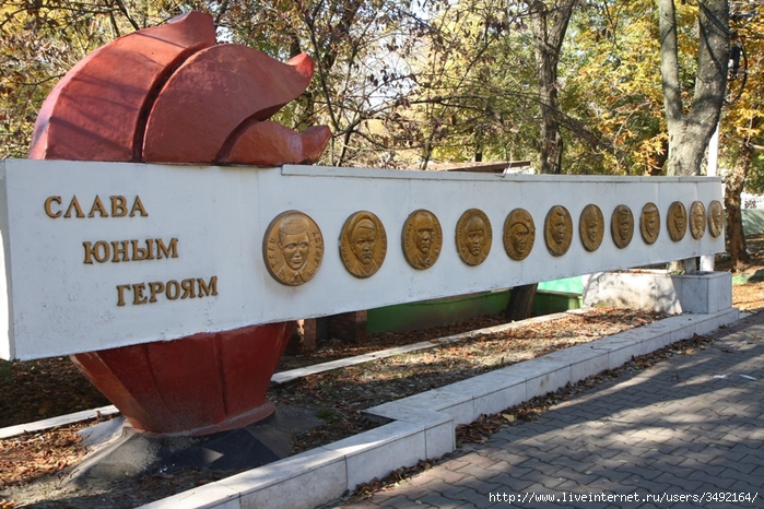 Парка вити. Парк имени Вити Черевичкина. Памятник пионерам-героям парк Вити Черевичкина. Парк Вити Черевичкина Ростов. Аллея славы Ростов-на-Дону в парке Вити Черевичкина.