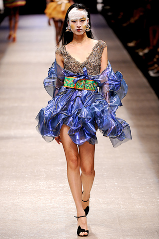 5457518_vivienne_westwood_spring_2010_party_dress (320x480, 96Kb)