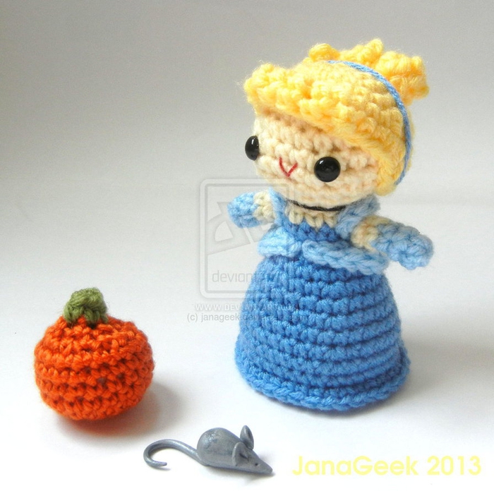 cinderella_crochet_doll_with_mouse_and_pumpkin_by_janageek-d6uu4j5 (700x696, 282Kb)