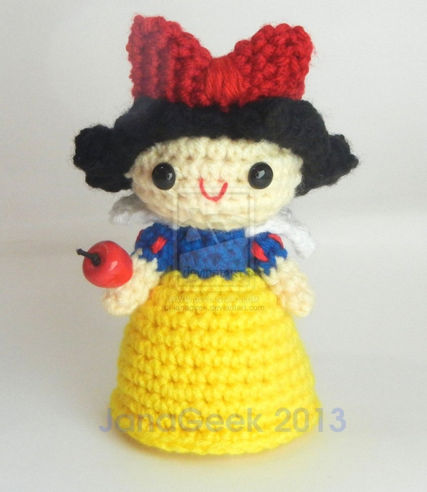snow_white_crochet_doll_with_apple_by_janageek-d6uu5cs (608x700, 235Kb)
