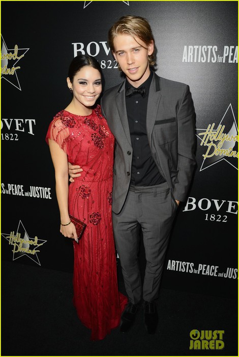 vanessa-hudgens-gives-austin-butler-a-look-of-love-at-pre-oscars-gala-05 (470x700, 81Kb)