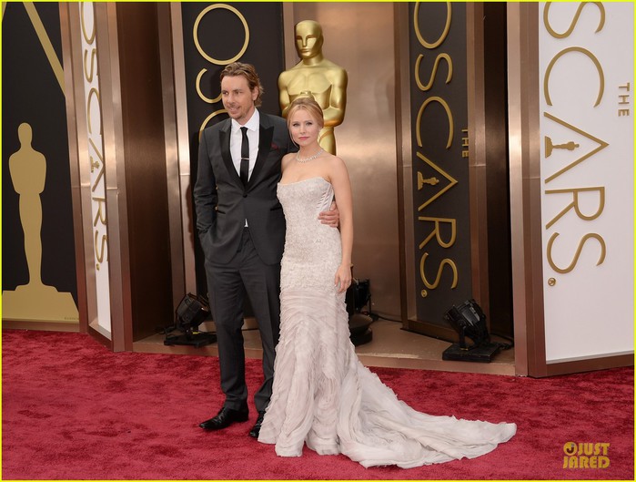 kristen-bell-brings-burrito-on-oscars-2014-red-carpet-with-dax-shepard-01 (700x529, 94Kb)