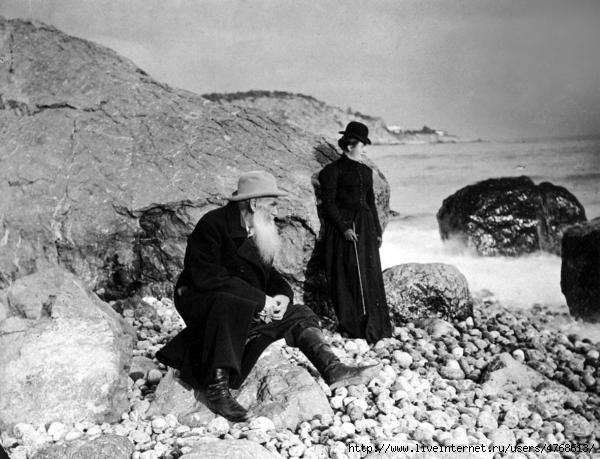 Лев Толстой с дочерью Сашей на берегу моря, Крым, 1901 год 14 (600x459, 146Kb)