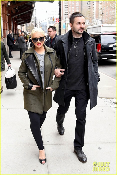 christina-aguilera-shares-adorable-baby-bump-pic-her-baby-loves-nyc-01 (468x700, 97Kb)