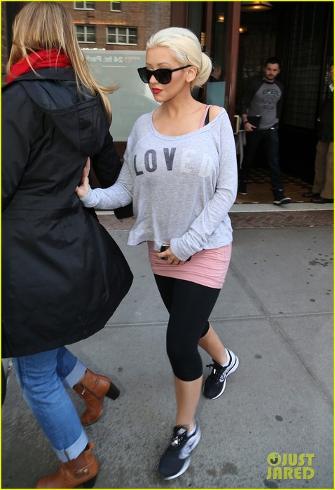 christina-aguileras-baby-bump-is-loved-up-in-nyc-04 (478x700, 81Kb)