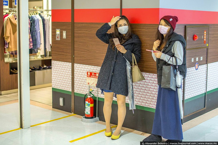 японцы в защитных масках 3 (700x466, 384Kb)