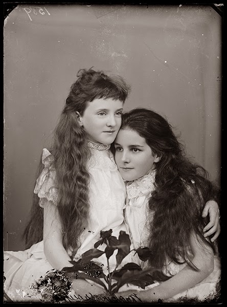 Two girls 1890s (444x600, 64Kb)