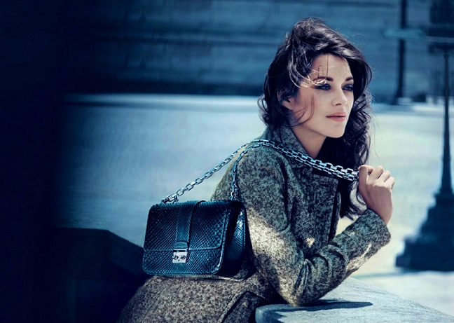 10Marion-Cotillard-em-Paris-e-sua-Miss-Dior-em-pele-de-python[1] (648x461, 283Kb)