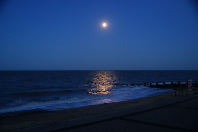 Moonlight_on_Southwold_beach_-_geograph.org_.uk_-_1597724 (640x428, 25Kb)