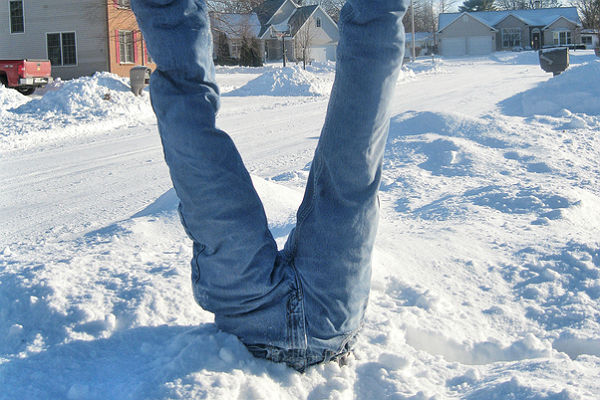 Головой в снег ногами. Ноги в сугробе. Ноги торчат из снега. Ноги из сугроба.
