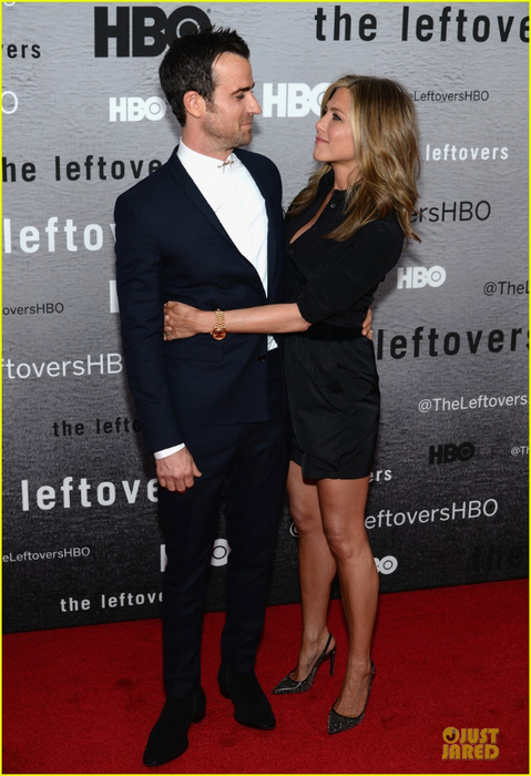 jennifer-aniston-justin-theroux-chemistry-at-leftovers-premiere-01 (479x700, 316Kb)