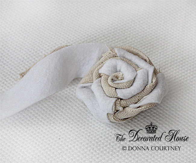 5477271_The_Decorated_House_White_Flower_3_Rolled_Rosette (650x543, 128Kb)