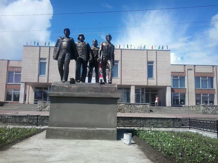 Памятник бам. Памятник БАМОВЦАМ В Северобайкальске. Северобайкальск памятник строителям БАМА. Памятник БАМОВЦАМ Улан-Удэ. Памятник строителям Улан-Удэ.