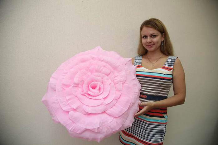 1How-to-DIY-Giant-Crepe-Paper-Flower-19 (700x466, 26Kb)