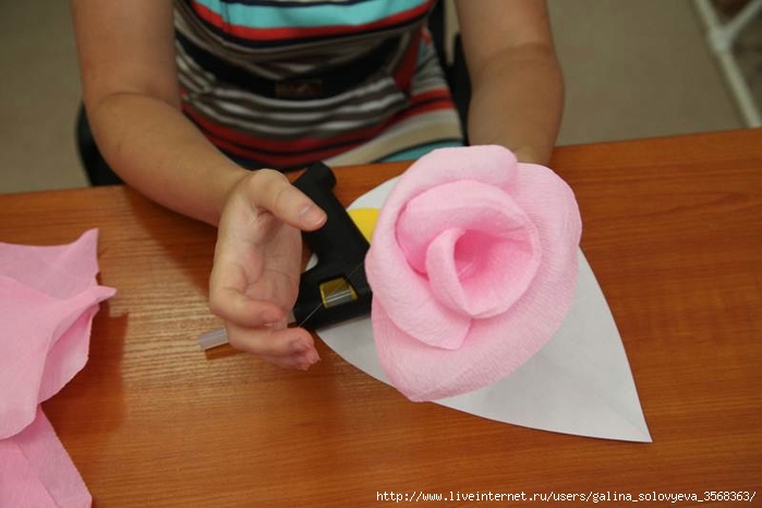 How-to-DIY-Giant-Crepe-Paper-Flower-15 (700x466, 173Kb)