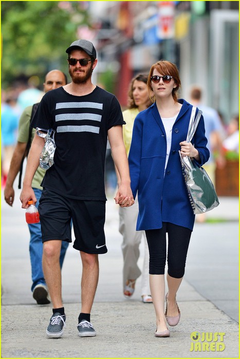 andrew-garfield-emma-stone-hold-hands-nyc-02 (467x700, 84Kb)