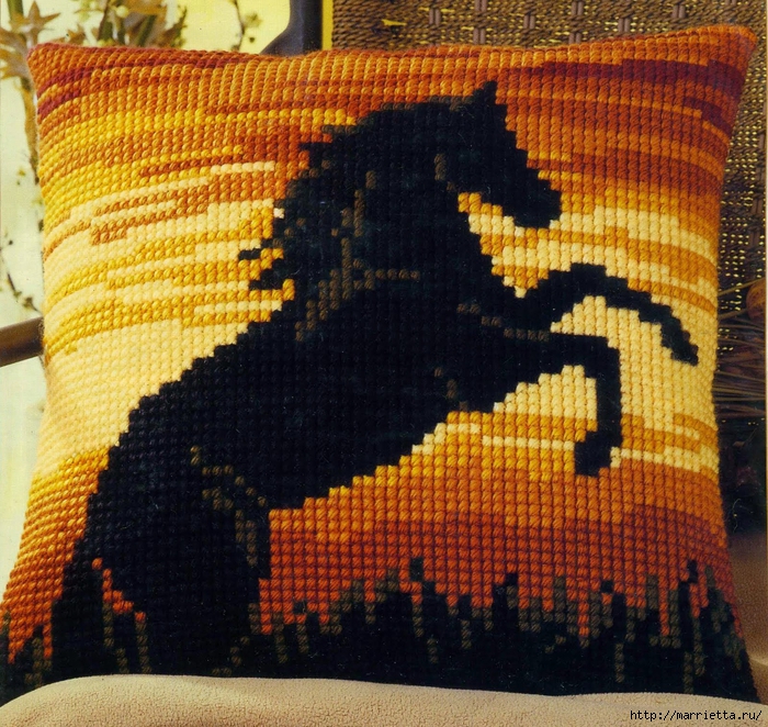 Черная лошадь на подушке. Вышивка (1) (700x662, 477Kb)