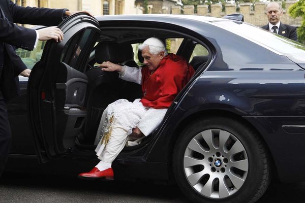 pope+red+shoes2 (600x400, 47Kb)