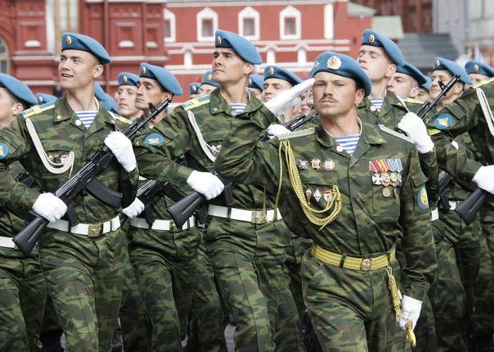 Russian_paratroopers_9_may_2005_a (700x499, 246Kb)