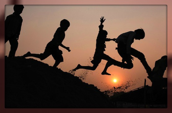 5039718_kidsleapingandplaying (555x366, 34Kb)