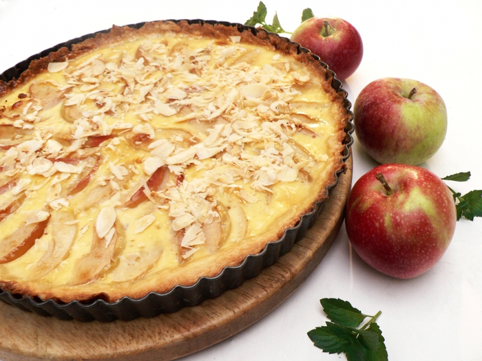 Нежный пирог с яблоками. Яблочный пирог с плавленным сыром. Весенний пирог с яблоками. Яблочный пирог оттенки цветов.