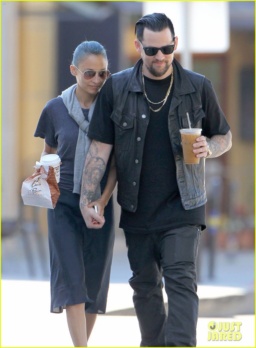 nicole-richie-joel-madden-hold-hands-15 (514x700, 73Kb)