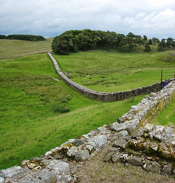 575px-Hadrians_Wall_from_Housesteads1_crop (575x600, 106Kb)