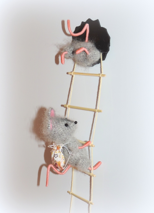Как связать милую мышку