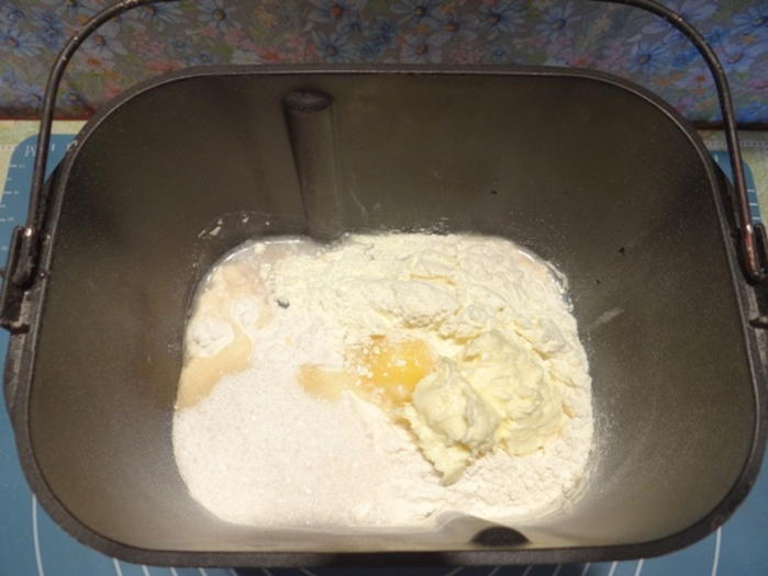 Рецепт дрожжевых пирожков в хлебопечке. Дрожжевое тесто для сладкого пирога в хлебопечке. Тесто для сосисок в тесте в хлебопечке. Взбитое яйцо с солью и хлебом. Загрузка ингредиентов в хлебопечку.