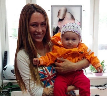 alena-ashmarina-s-dockoi-patrissiei-foto (430x384, 75Kb)