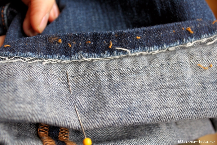 Как подшить джинсы и сохранить потертый край (6) (700x466, 330Kb)