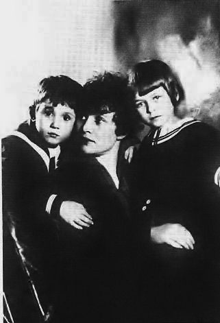 Zinaida_Raikh_with_children_Konstantin_and_Tatiana_Esenin (321x471, 82Kb)