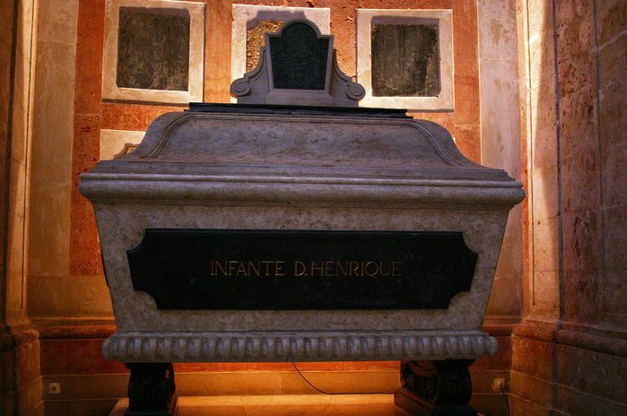 1280px-Tomb_of_Infante_Dom_Henrique_-_Santa_Engrácia_-_Lisbon (700x464, 61Kb)